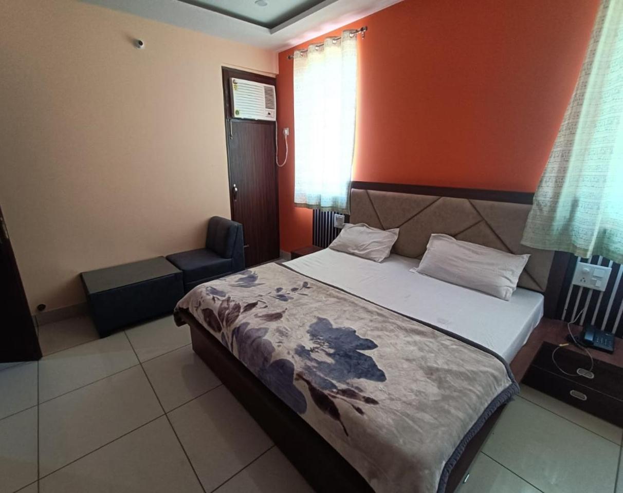 Om Hotel Rohtak Exteriér fotografie
